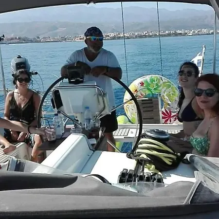 Πλωτό κατάλυμα Chania Sailing Private Cruises Χανιά